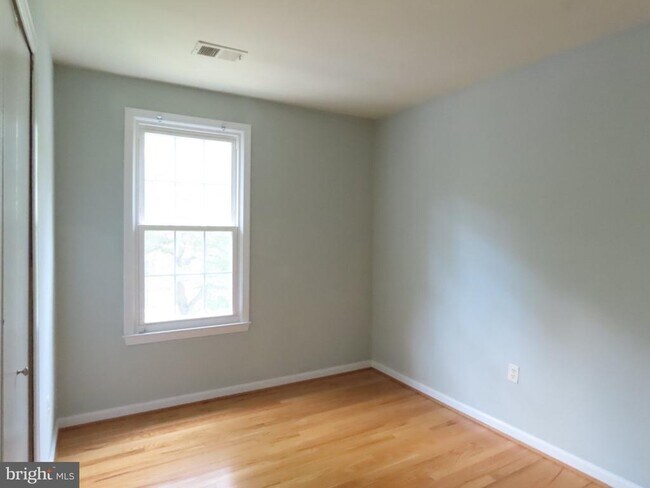 Building Photo - 624 Northcliffe Dr