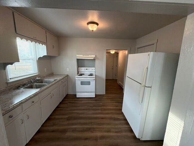 Building Photo - What a deal! Cant beat this price! 2 bed 1 bath