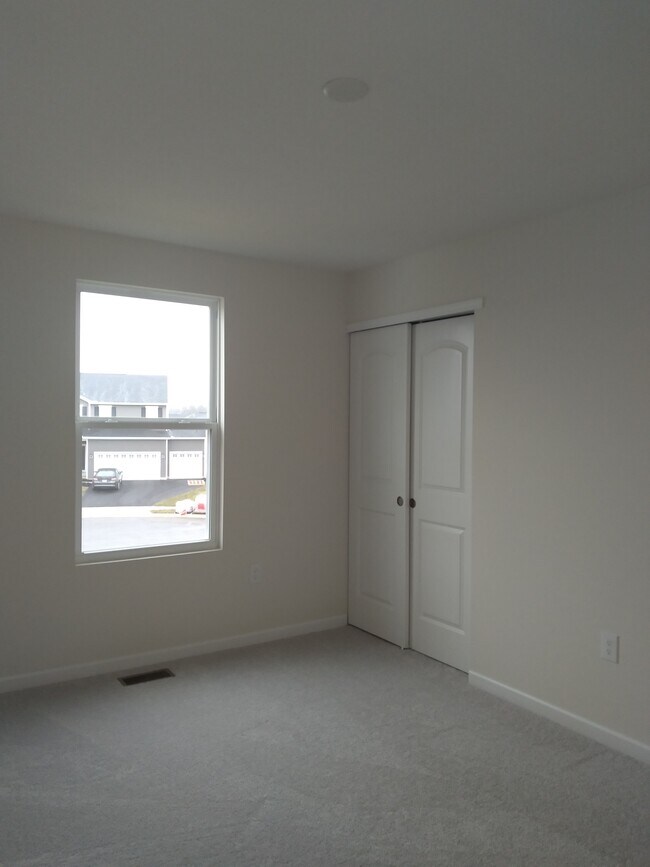 Building Photo - 410 Cottontail Ct