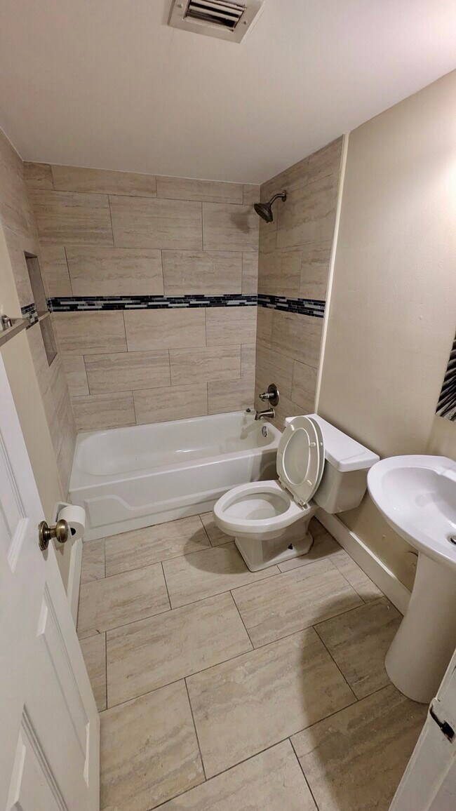 Building Photo - 3017 Riverside Dr