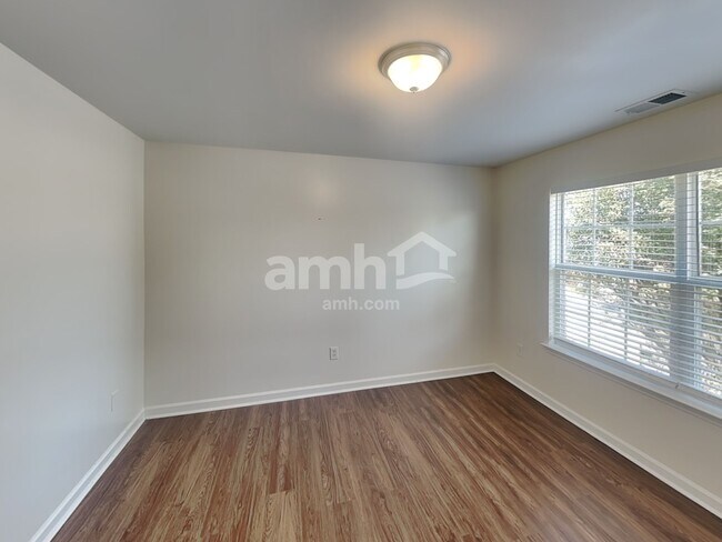 Building Photo - 447 Titans Cir