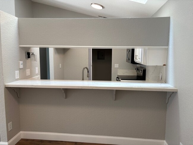 Building Photo - Brentwood Townhouse in Gated Community!