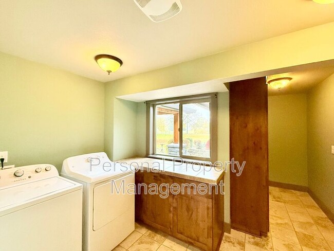 Building Photo - 16205 NE Leaper Rd