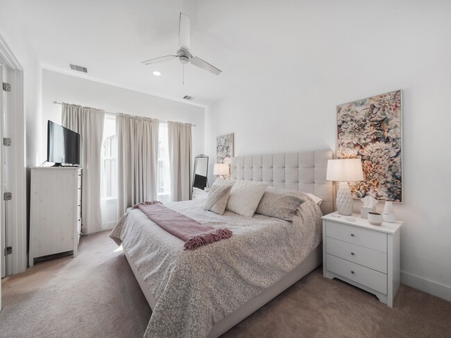 Building Photo - 1218 W 24th St