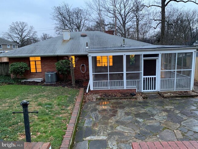 Building Photo - 857 N Jacksonville St