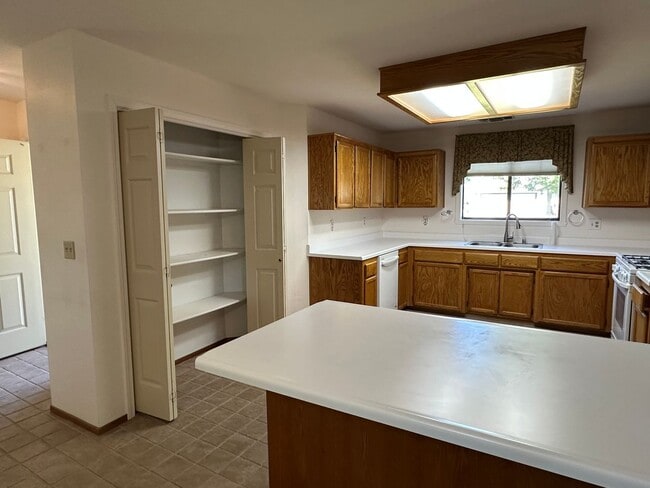Building Photo - Beautiful 55+ home in Paris Park!