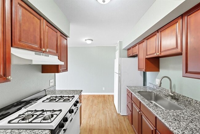 Building Photo - 2206 Mission Hill Dr