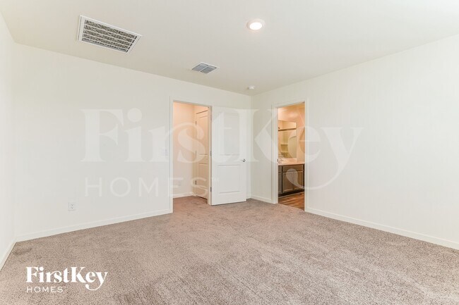 Building Photo - 1067 W 20th St