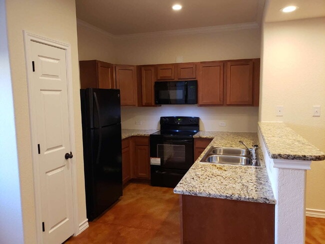 Building Photo - Spacious 3 Bed / 2.5 Bath Townhome in Quiet North Side Community