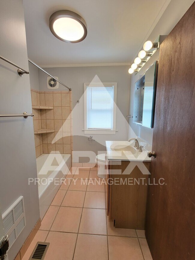 Building Photo - Craftsman Style 2 Bd 1- Ba Single Family H...