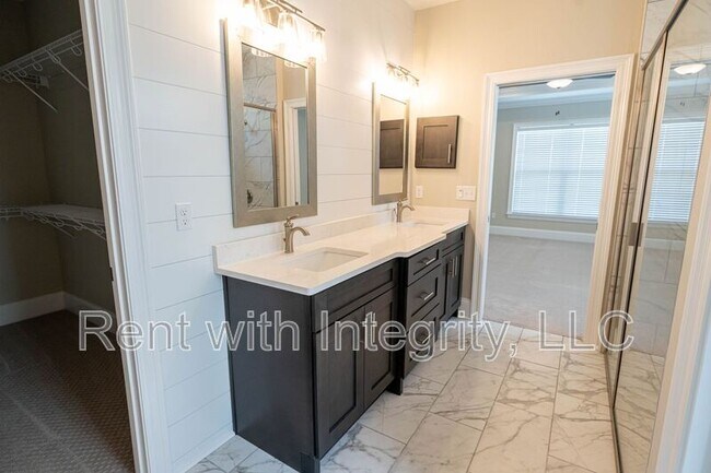 Building Photo - 165 Benoit Cir