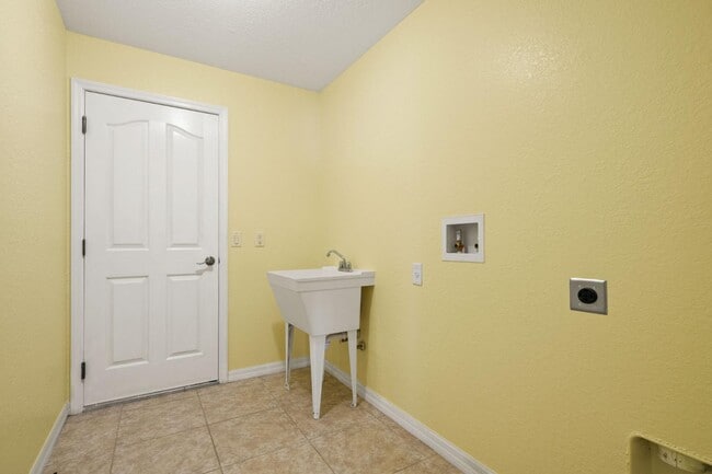 Building Photo - 5363 Pierpoint Ave