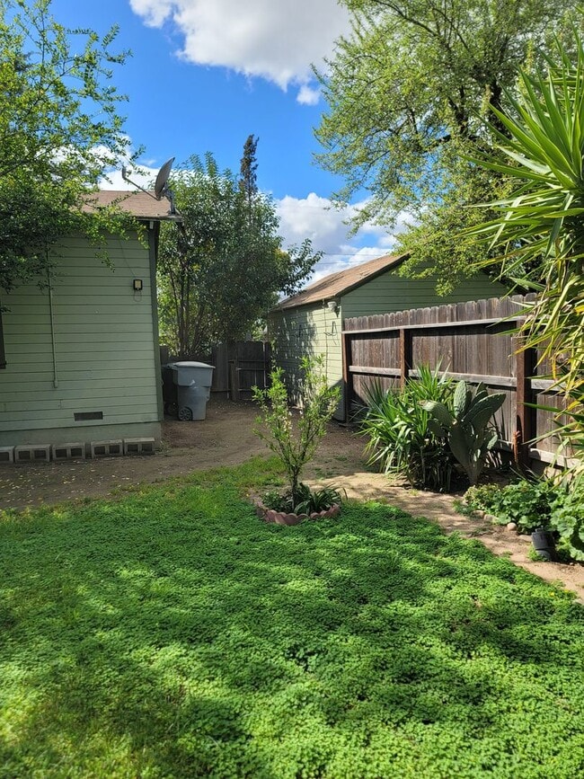 Building Photo - Move in Special see AD