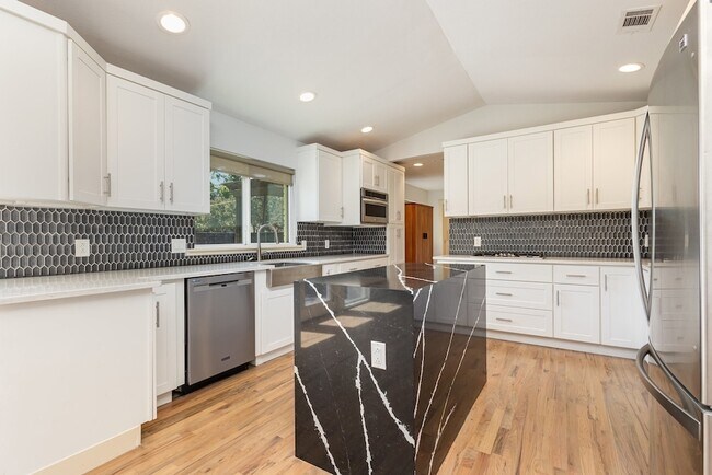 Building Photo - 5710 Forest Ln