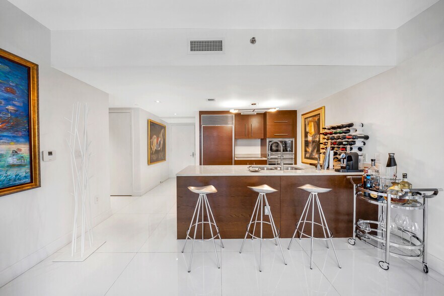 Building Photo - 475 Brickell Ave