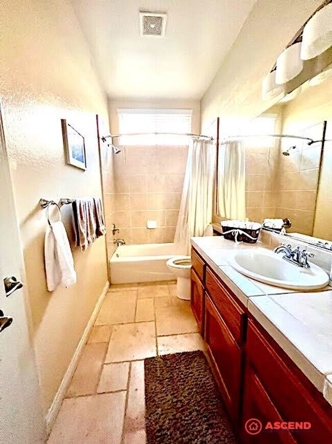 Building Photo - Beautiful Home in the Northwest!