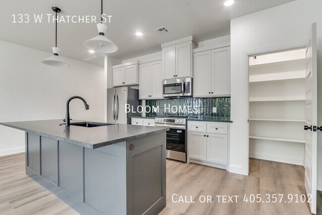 Building Photo - 133 W Thatcher St