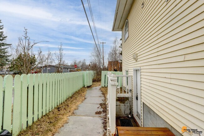 Building Photo - Fully Furnished 3BR Home | Utilities Included | Prime Downtown Location