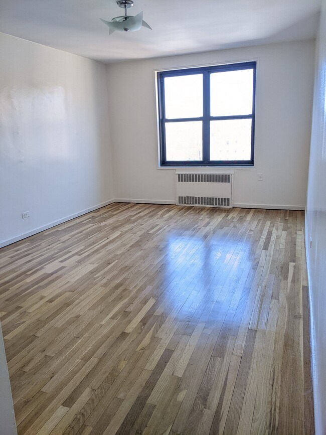Master bedroom - 6384 Saunders St