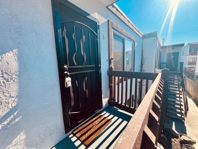 Building Photo - City Heights Fully Renovated One Bedroom Gated Condo with Garage