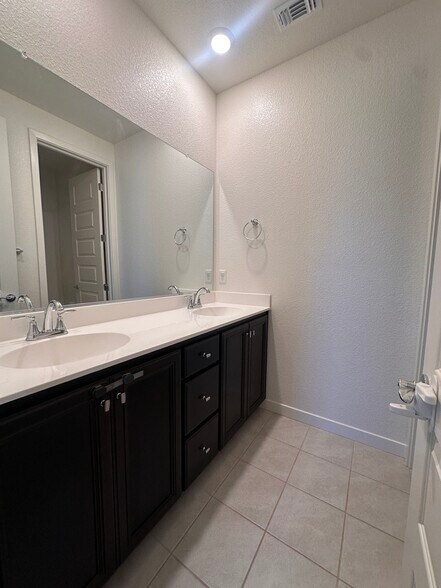 Building Photo - 2476 Laramie Cir