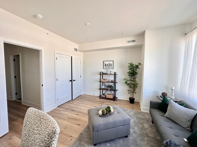 Building Photo - 2430 E Tioga St