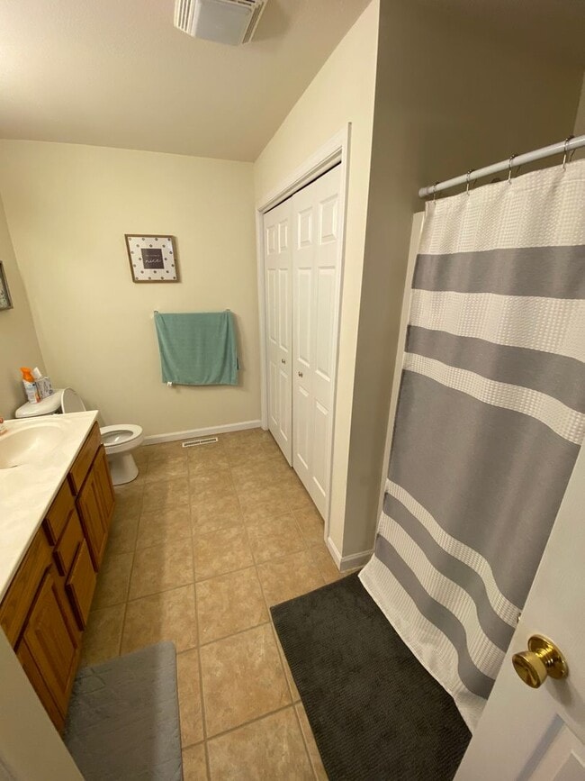 Building Photo - Great 3-bed, 2.5 bath home with a scenic v...