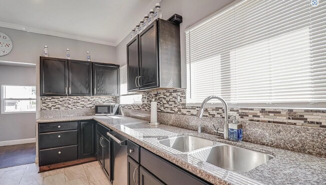 Building Photo - Charming 3 bedroom, 3 bath!