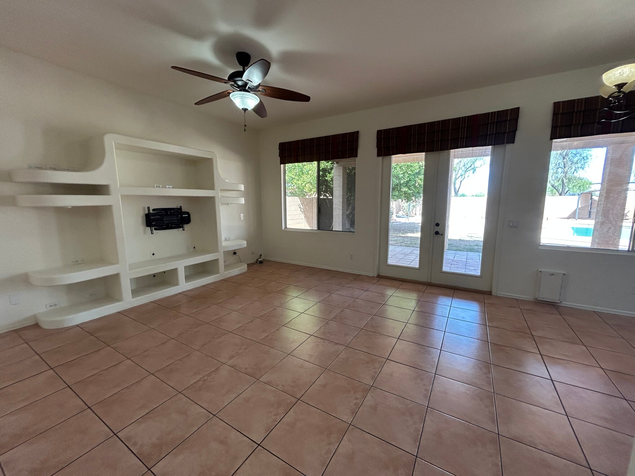 Building Photo - 9885 S La Rosa Dr