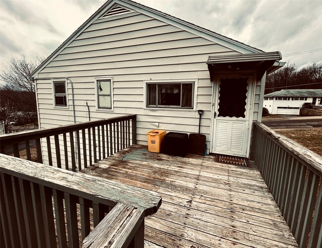 Building Photo - 98 Richard St