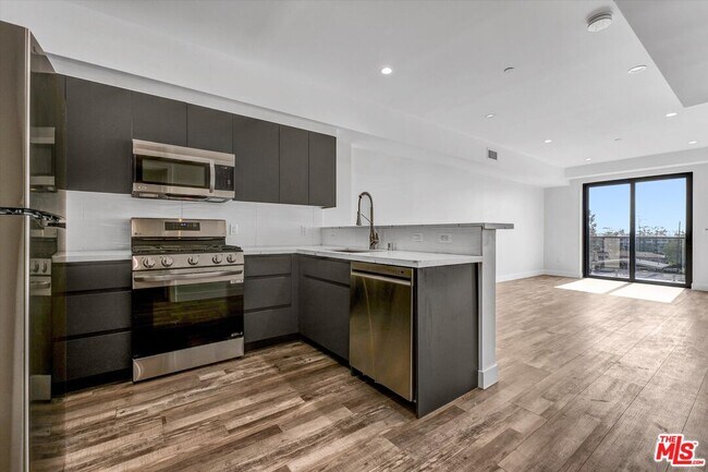 Building Photo - 1537 S Wilton Pl