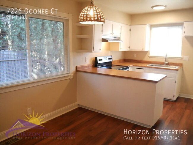 Building Photo - 2 Bed 1 Bath 827 Sq. Ft. Citrus Heights Du...