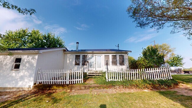 Building Photo - Country living in South Central! 3 bed/3 baths and large garage