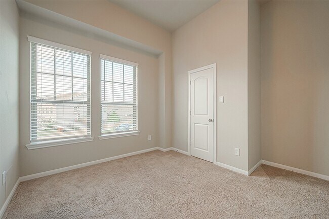 Building Photo - 8700 Laurel Crest Dr