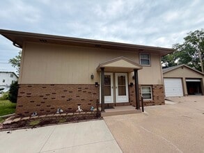 Building Photo - 2 bed 1 bath ground level duplex
