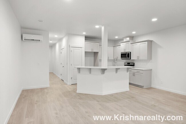 Building Photo - Beautiful 2021 Modern Build | 3 Bed | 2.5 Bath | Stylish Townhome in Laurel Woods