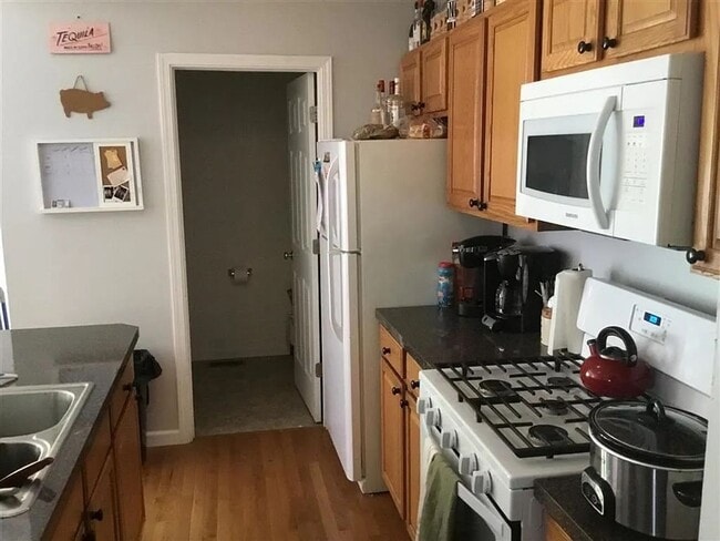 Building Photo - 3 Bed/3.5 Bath House with huge basement!