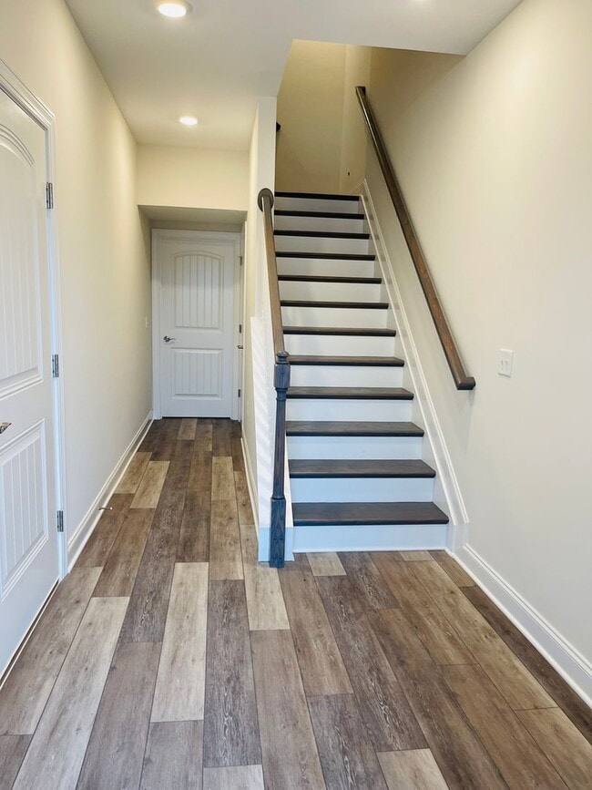 Building Photo - Like New Townhouse for Rent - END UNIT