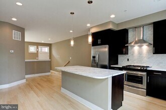 Building Photo - Northern Liberties Townhome with Parking