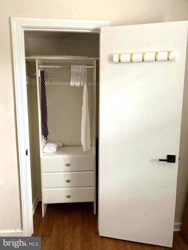 Building Photo - 903 S Frederick St