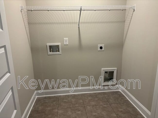 Building Photo - 3015 Venetian Dr