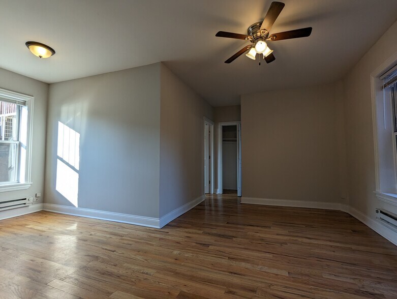 Building Photo - 953 W Cornelia Ave