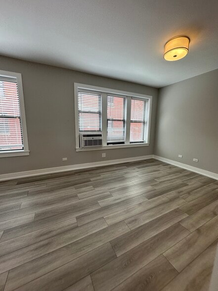 Building Photo - 3943 N Janssen Ave
