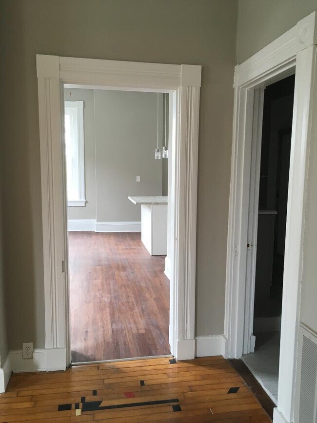 Building Photo - 2341 W McMicken Ave