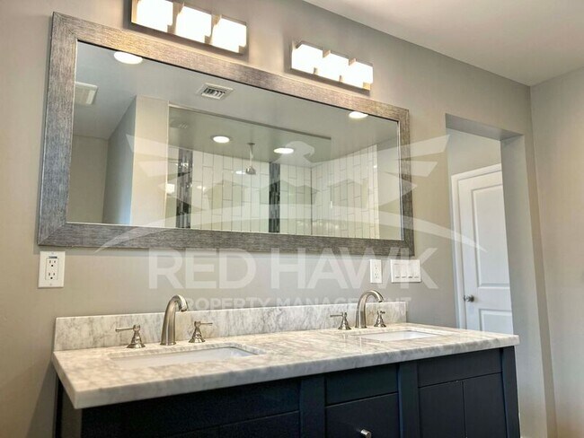 Building Photo - 909 W 17th Pl