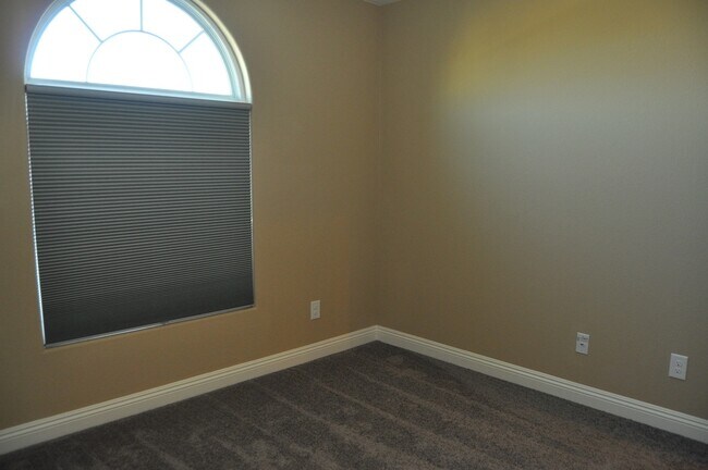 Building Photo - Fabulous 3 bedroom home in gated community!