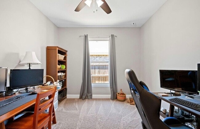 Building Photo - Solar-Powered 4BR Home Near Eglin & Hurlburt AFB– Fort Walton Beach!