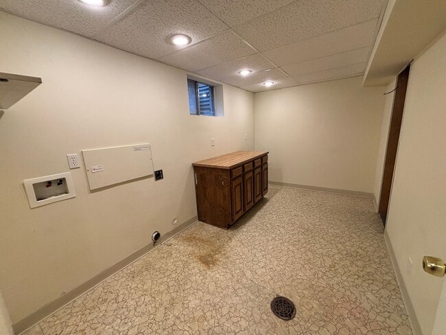 Building Photo - Great University Area Home!