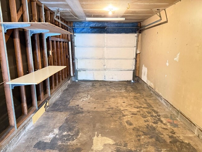 Building Photo - Updated 2 bedroom, 1 bath with garage!