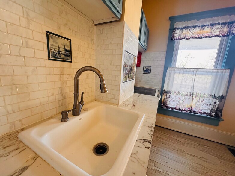 Building Photo - 503 S Broadway St